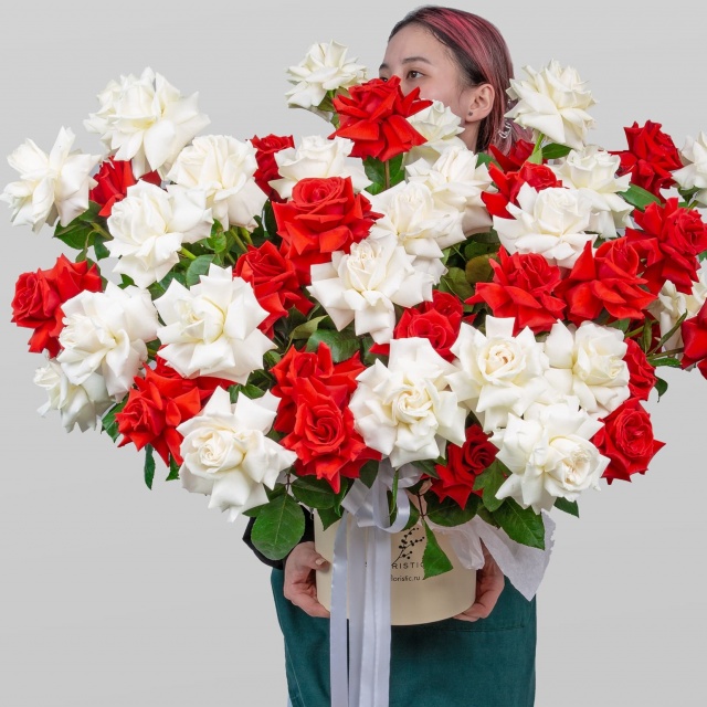 Композиция из Роз Эквадор в шляпной коробке «Сердечный привет» Композиция из Роз Эквадор в шляпной коробке «Сердечный привет»