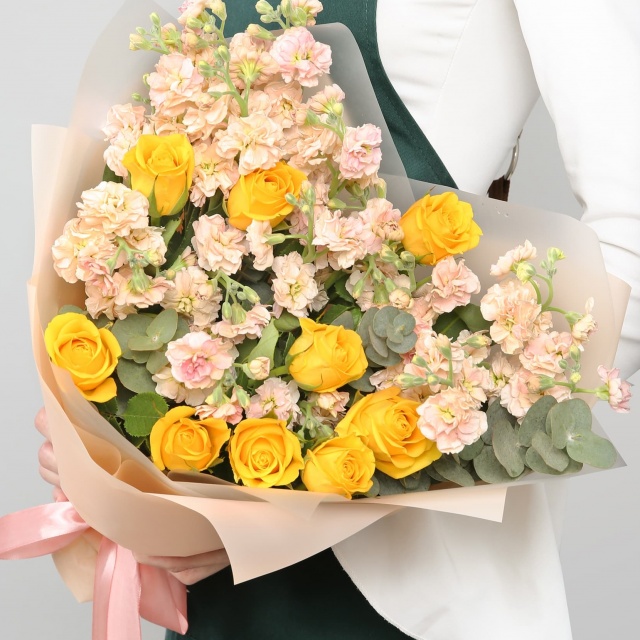 Букет из Маттиол и Роз Кения «Цветущая нежность» Букет из Маттиол и Роз Кения «Цветущая нежность»