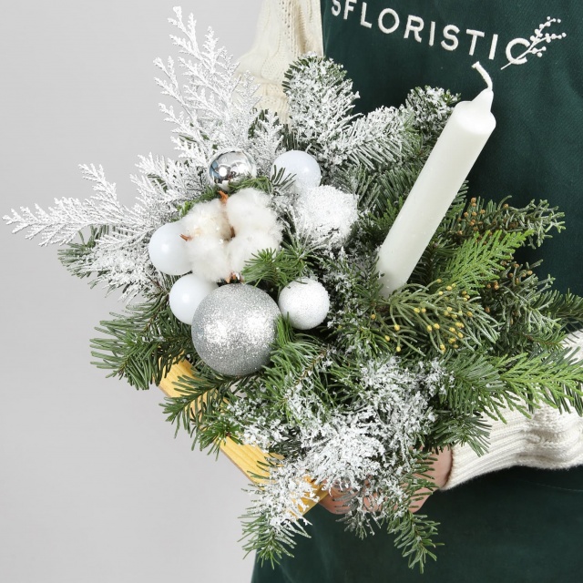 Новогодняя композиция из Нобилиса в ящике «Зимний огонёк» Новогодняя композиция из Нобилиса в ящике «Зимний огонёк»