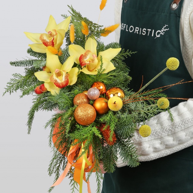 Новогодняя композиция из Нобилиса в шляпной коробке «Зимний закат» Новогодняя композиция из Нобилиса в шляпной коробке «Зимний закат»