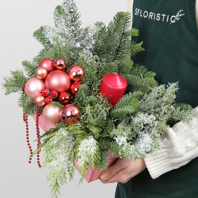 Новогодняя композиция из Нобилиса в ящике «Розовый иней» Новогодняя композиция из Нобилиса в ящике «Розовый иней»