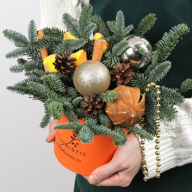 Новогодняя композиция из Нобилиса в шляпной коробке «Пряная сказка» Новогодняя композиция из Нобилиса в шляпной коробке «Пряная сказка»