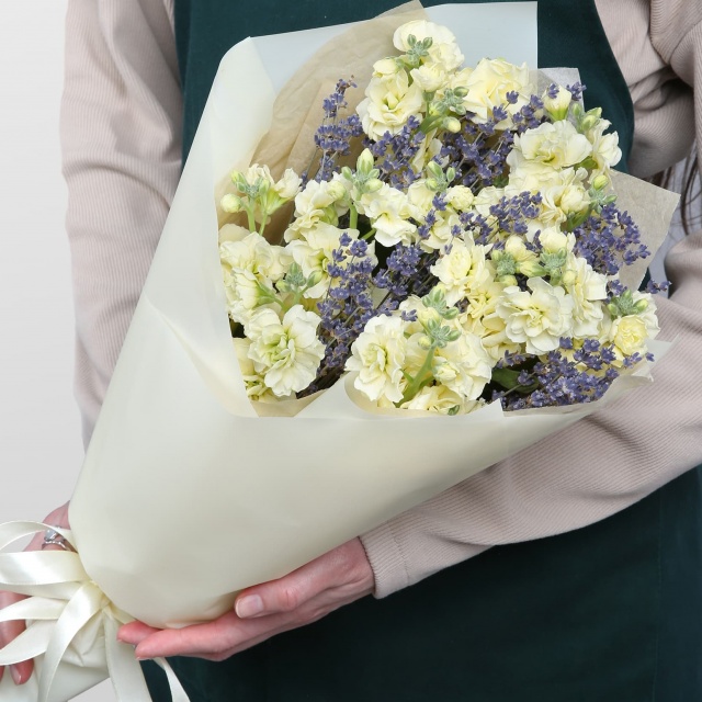 Букет из Маттиолы и Лаванды «Прованское облако» Букет из Маттиолы и Лаванды «Прованское облако»