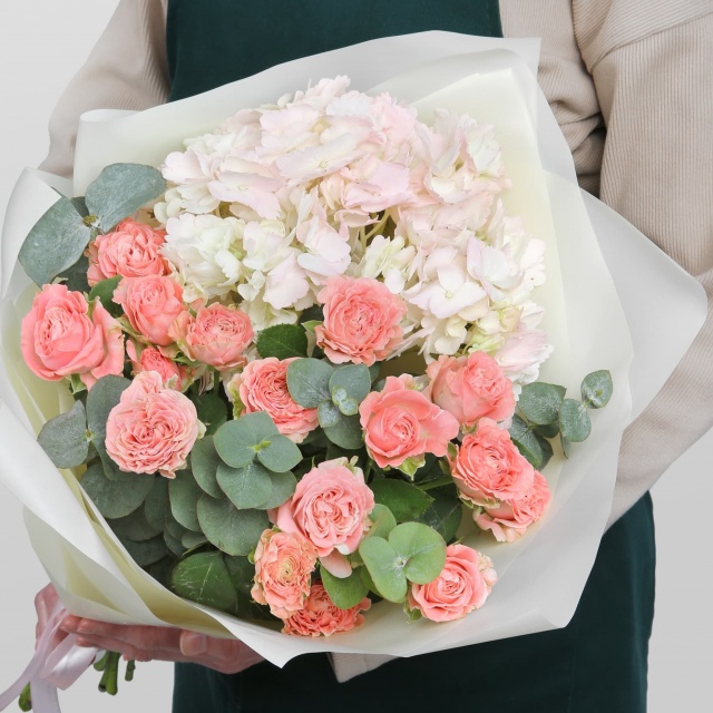 Букет из кустовых Роз и Гортензии «Утренний свет» Букет из кустовых Роз и Гортензии «Утренний свет»