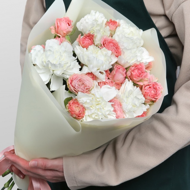 Букет из кустовых Роз и Диантуса «Нежный свет» Букет из кустовых Роз и Диантуса «Нежный свет»