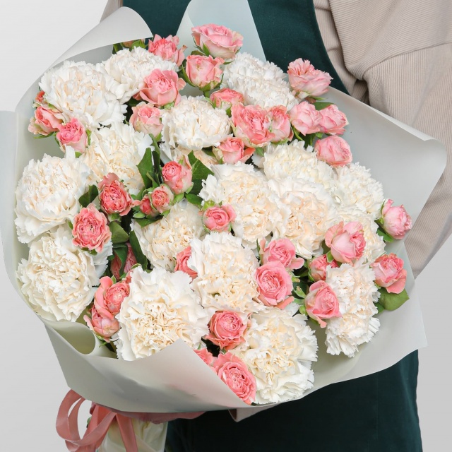 Букет из кустовых Роз и Диантуса «Светлый аромат» Букет из кустовых Роз и Диантуса «Светлый аромат»