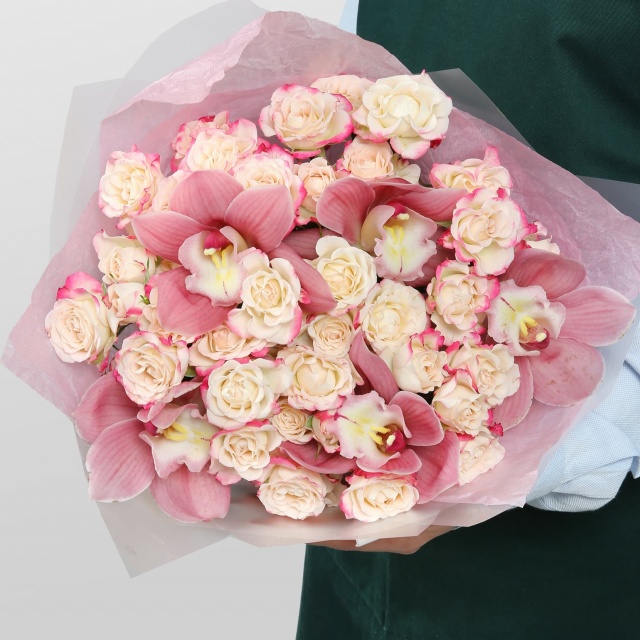 Букет из кустовых Роз и Орхидей «Шарм тропиков» Букет из кустовых Роз и Орхидей «Шарм тропиков»