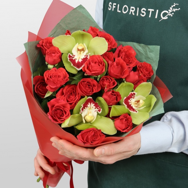 Букет из кустовых Роз и Орхидей «Атласная симфония» Букет из кустовых Роз и Орхидей «Атласная симфония»