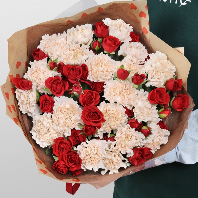 Букет из кустовых Роз и Диантуса «Трепет сердца» Букет из кустовых Роз и Диантуса «Трепет сердца»