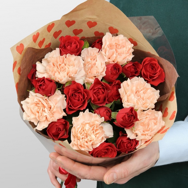 Букет из кустовых Роз и Диантуса «Гармония чувств» Букет из кустовых Роз и Диантуса «Гармония чувств»