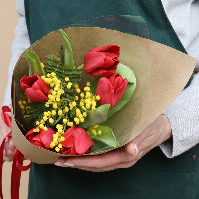 Букет из Тюльпанов и Мимозы «Весенний привет» Букет из Тюльпанов и Мимозы «Весенний привет»