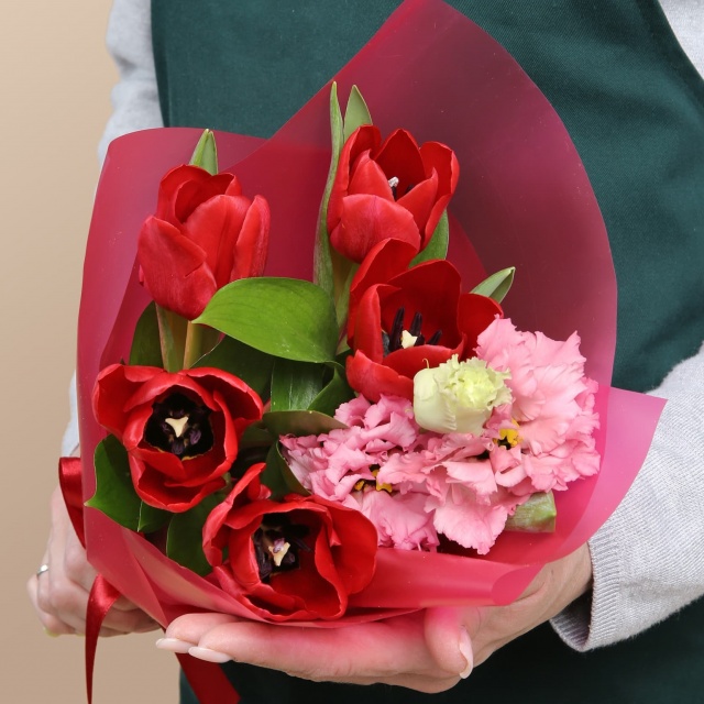 Букет из Тюльпанов и Эустомы «Огонь и нежность» Букет из Тюльпанов и Эустомы «Огонь и нежность»