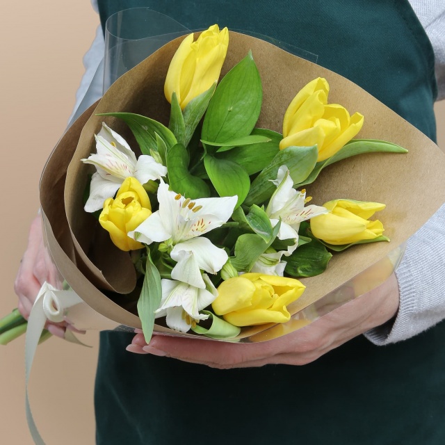 Букет из Тюльпанов и Альстромерии «Весенняя искра» Букет из Тюльпанов и Альстромерии «Весенняя искра»