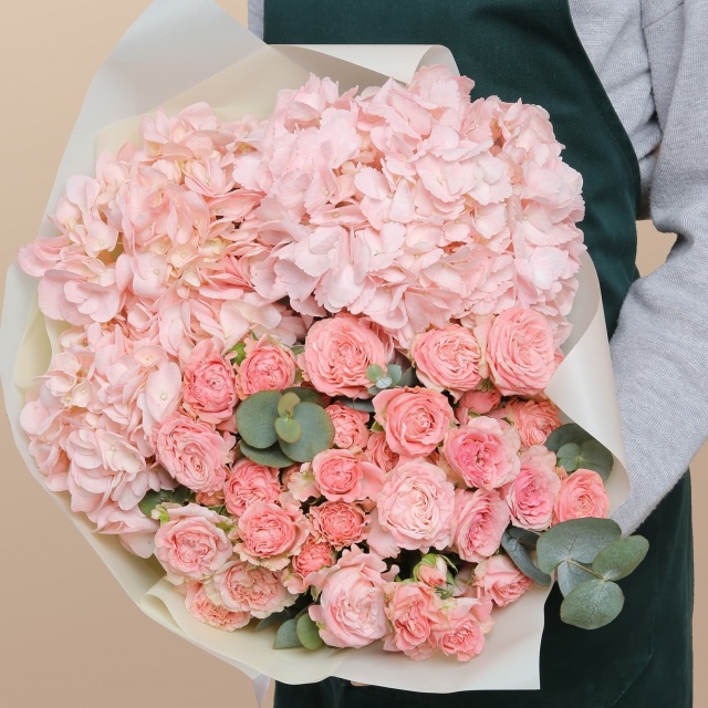 Букет из Гортензии и кустовых Роз «Пудровое совершенство» Букет из Гортензии и кустовых Роз «Пудровое совершенство»
