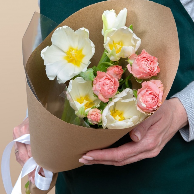 Букет из Тюльпанов и кустовых Роз «Ласковое солнце» Букет из Тюльпанов и кустовых Роз «Ласковое солнце»