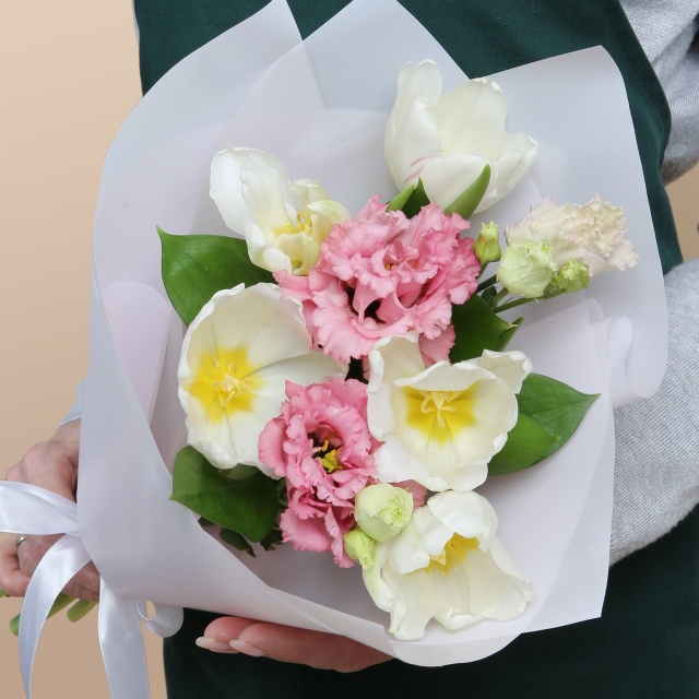 Букет из Тюльпанов и Эустомы «Весенний трепет» Букет из Тюльпанов и Эустомы «Весенний трепет»