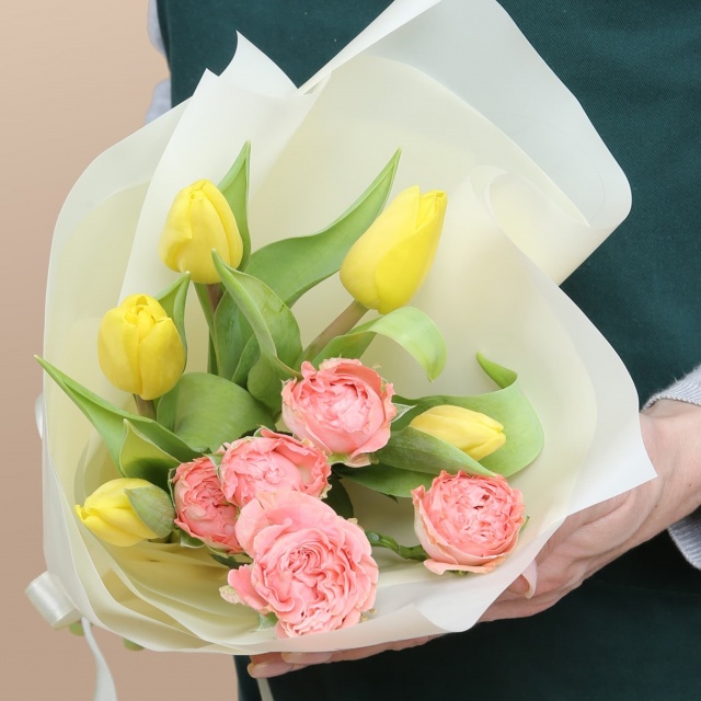 Букет из Тюльпанов и кустовых Роз «Теплый май» Букет из Тюльпанов и кустовых Роз «Теплый май»