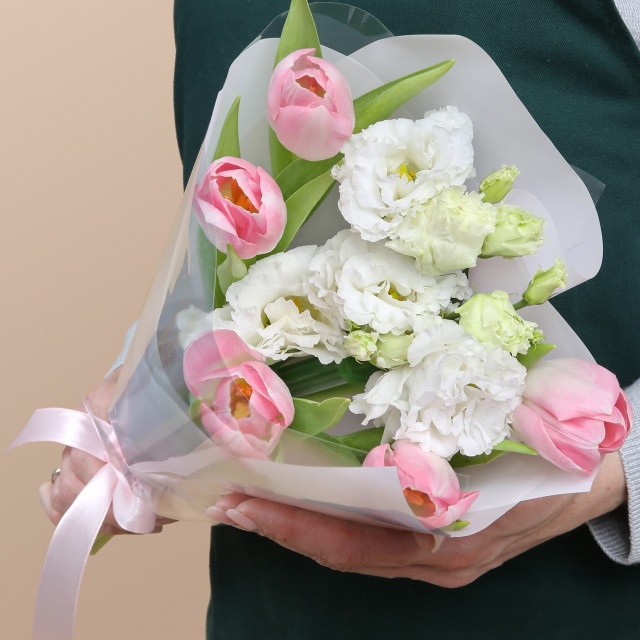 Букет из Тюльпанов и Эустомы «Цветочные объятия» Букет из Тюльпанов и Эустомы «Цветочные объятия»