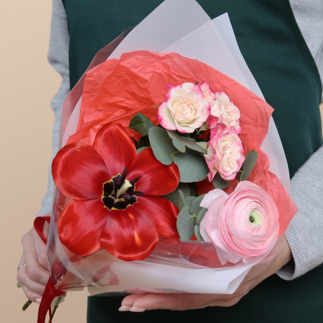 Букет из Тюльпанов, Ранункулюсов и Роз «Вишневое облако» Букет из Тюльпанов, Ранункулюсов и Роз «Вишневое облако»