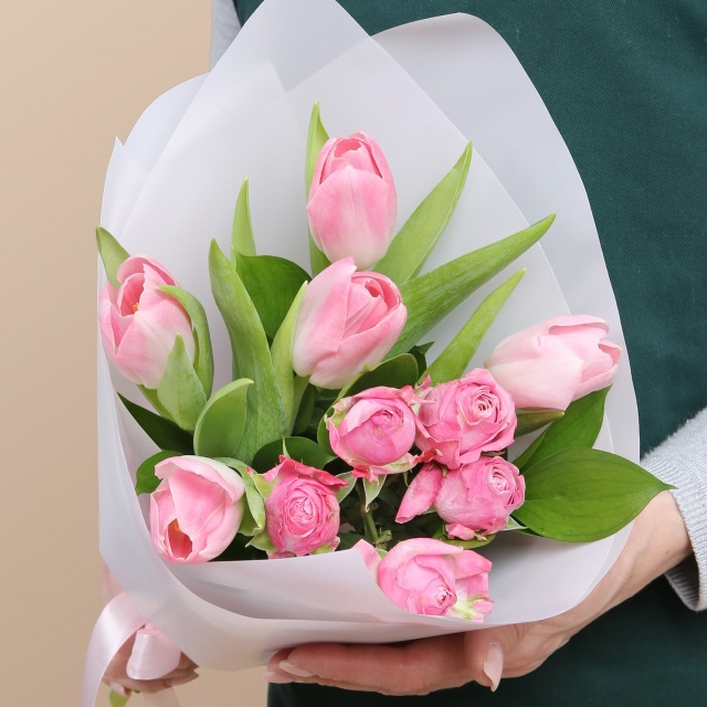 Букет из Тюльпанов и кустовых Роз «Полет мечты» Букет из Тюльпанов и кустовых Роз «Полет мечты»