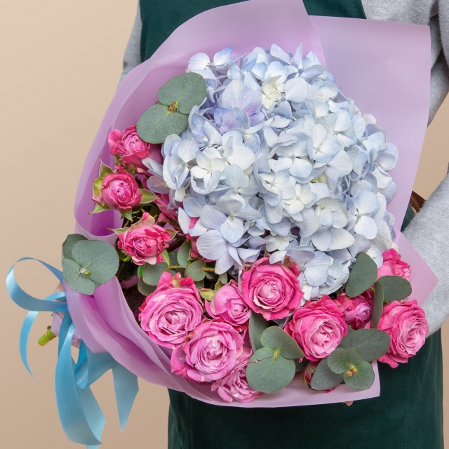 Букет из кустовых Роз и Гортензии «Эхо небес» Букет из кустовых Роз и Гортензии «Эхо небес»