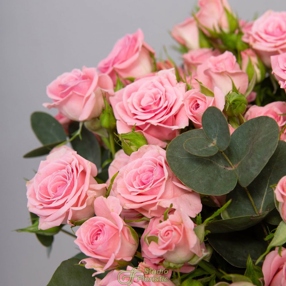 Композиция из Кустовых Роз в шляпной коробке «Легкое очарование» Композиция из Кустовых Роз в шляпной коробке «Легкое очарование»