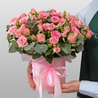 Композиция из Кустовых Роз в шляпной коробке «Легкое очарование» Композиция из Кустовых Роз в шляпной коробке «Легкое очарование»