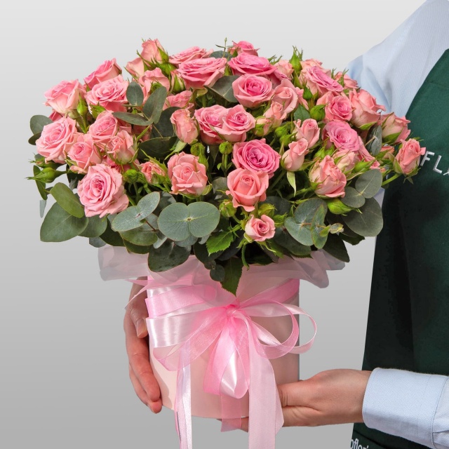 Композиция из Кустовых Роз в шляпной коробке «Легкое очарование» Композиция из Кустовых Роз в шляпной коробке «Легкое очарование»