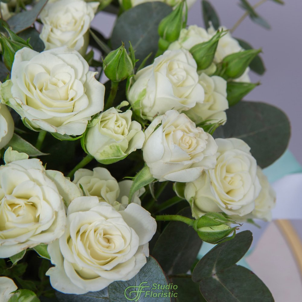 Композиция из Кустовых Роз в шляпной коробке «Светлая любовь» Композиция из Кустовых Роз в шляпной коробке «Светлая любовь»