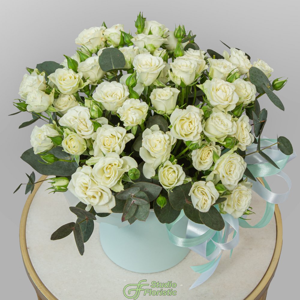 Композиция из Кустовых Роз в шляпной коробке «Светлая любовь» Композиция из Кустовых Роз в шляпной коробке «Светлая любовь»