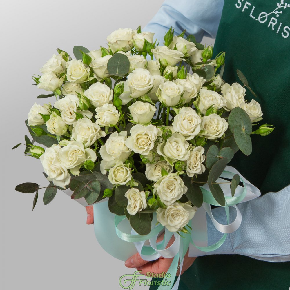 Композиция из Кустовых Роз в шляпной коробке «Светлая любовь» Композиция из Кустовых Роз в шляпной коробке «Светлая любовь»