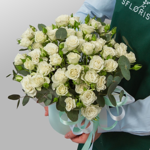 Композиция из Кустовых Роз в шляпной коробке «Светлая любовь» Композиция из Кустовых Роз в шляпной коробке «Светлая любовь»