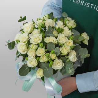 Композиция из кустовых Роз в шляпной коробке «Мягкий свет» Композиция из кустовых Роз в шляпной коробке «Мягкий свет»