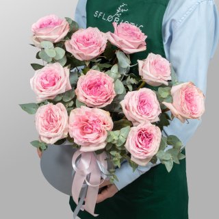 Композиция из Роз в шляпной коробке «Цветочная поэзия» Композиция из Роз в шляпной коробке «Цветочная поэзия»