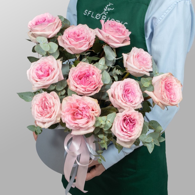 Композиция из Роз в шляпной коробке «Цветочная поэзия» Композиция из Роз в шляпной коробке «Цветочная поэзия»