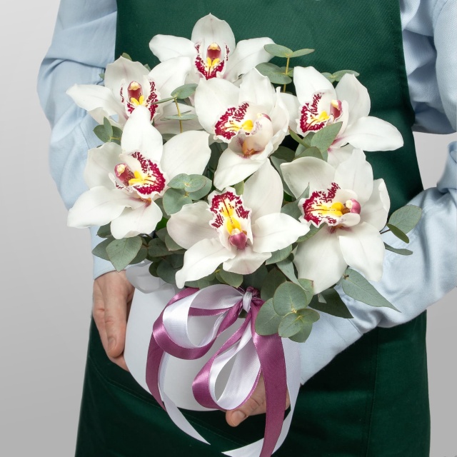 Композиция из Орхидей в шляпной коробке «Лунная орхидея» Композиция из Орхидей в шляпной коробке «Лунная орхидея»