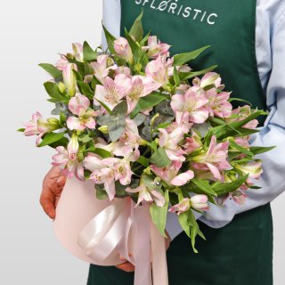 Композиция из Альстромерий в шляпной коробке «Кружево Чувств» Композиция из Альстромерий в шляпной коробке «Кружево Чувств»