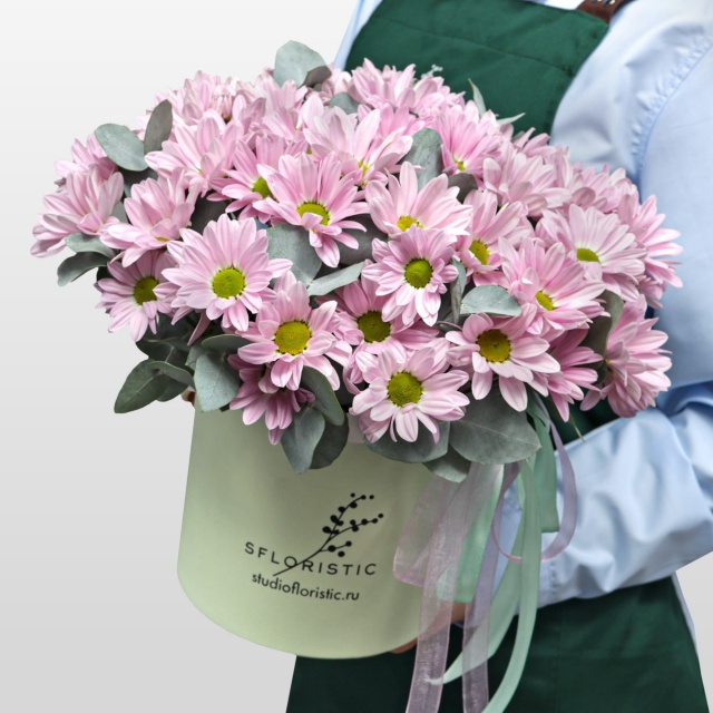 Композиция из Кустовых Хризантем в шляпной коробке «Вдох нежности» Композиция из Кустовых Хризантем в шляпной коробке «Вдох нежности»