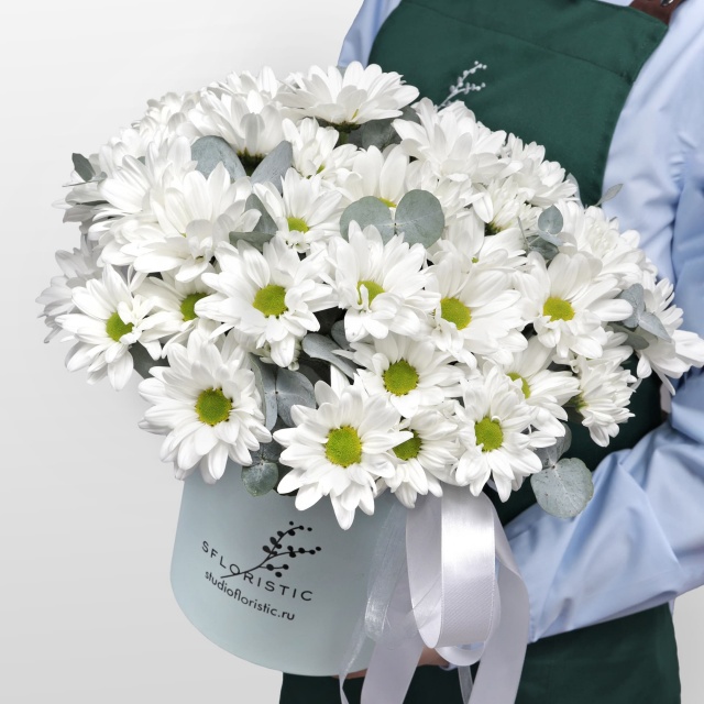 Композиция из Кустовых Хризантем в шляпной коробке «Белоснежное чудо» Композиция из Кустовых Хризантем в шляпной коробке «Белоснежное чудо»