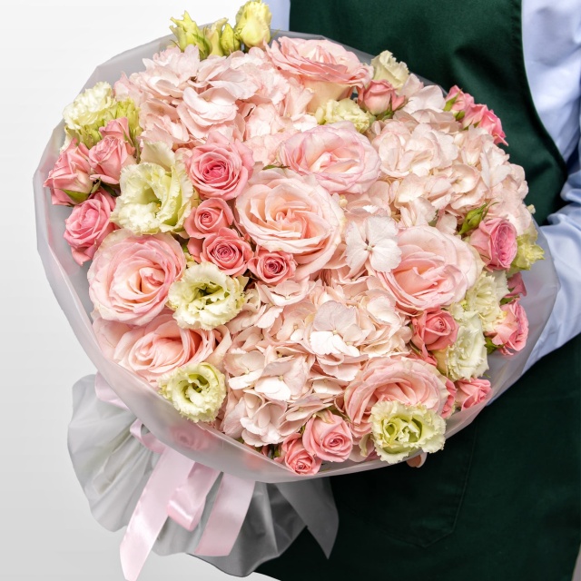 Букет из Гортензий, Эустомы и Роз «Нежное утро» Букет из Гортензий, Эустомы и Роз «Нежное утро»