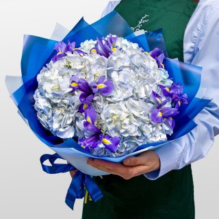 Букет из Ирисов и Гортензий «Тишина звёзд» Букет из Ирисов и Гортензий «Тишина звёзд»