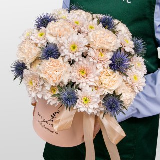 Композиция из Гвоздик, Хризантем и Эрингиума в шляпной коробке «Сахарный иней» Композиция из Гвоздик, Хризантем и Эрингиума в шляпной коробке «Сахарный иней»