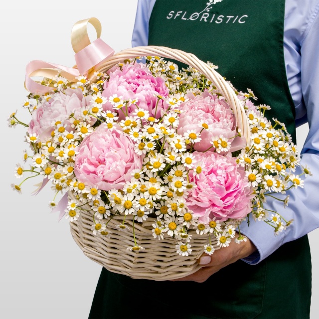 Композиция из Ромашек и Пионов в корзине «Сердце лета» Композиция из Ромашек и Пионов в корзине «Сердце лета»