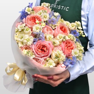 Букет из Маттиолы, Роз и Дельфиниума «Облачный сад» Букет из Маттиолы, Роз и Дельфиниума «Облачный сад»