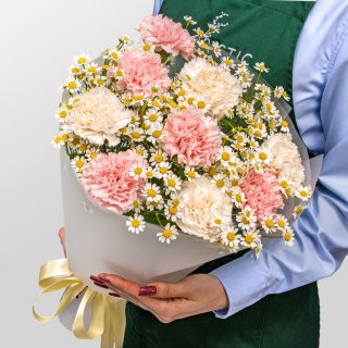 Букет из Гвоздик и Ромашек «Секрет счастья» Букет из Гвоздик и Ромашек «Секрет счастья»