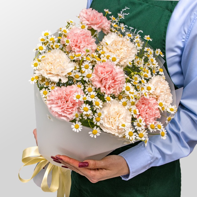 Букет из Гвоздик и Ромашек «Секрет счастья» Букет из Гвоздик и Ромашек «Секрет счастья»