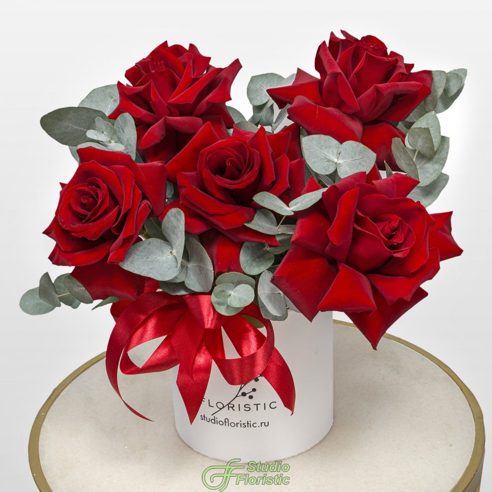 Композиция из Роз Эквадор в шляпной коробке «Алый Вихрь» Композиция из Роз Эквадор в шляпной коробке «Алый Вихрь»