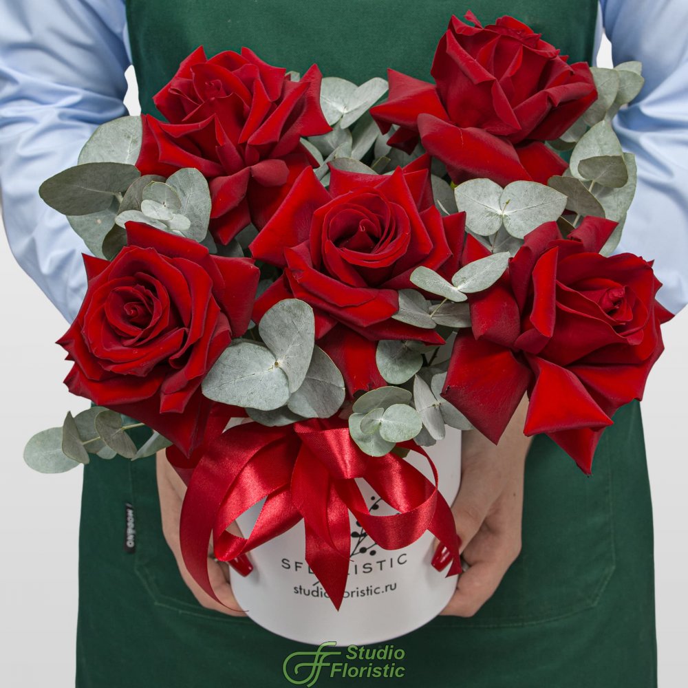 Композиция из Роз Эквадор в шляпной коробке «Алый Вихрь» Композиция из Роз Эквадор в шляпной коробке «Алый Вихрь»