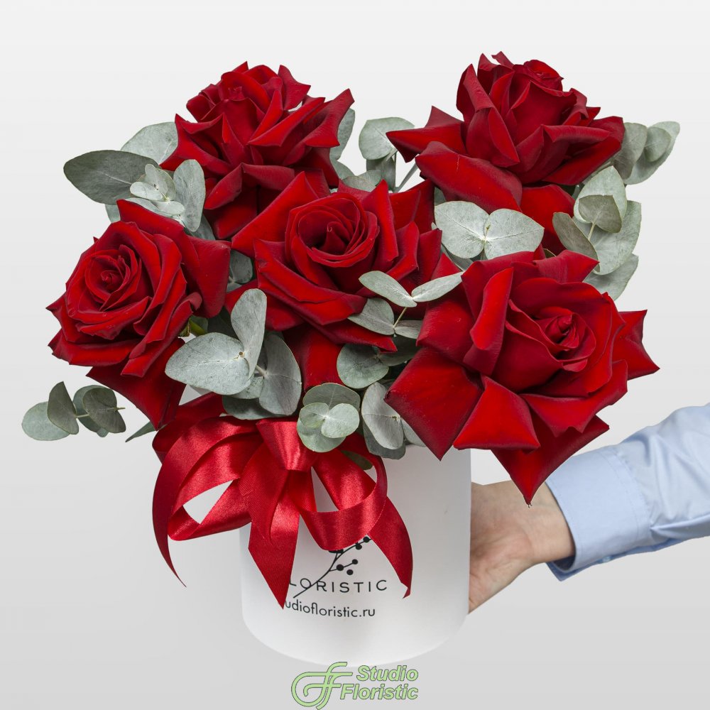 Композиция из Роз Эквадор в шляпной коробке «Алый Вихрь» Композиция из Роз Эквадор в шляпной коробке «Алый Вихрь»