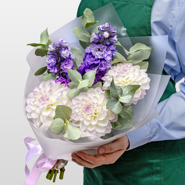 Букет из Георгин и Дельфиниума «Прохлада Утра» Букет из Георгин и Дельфиниума «Прохлада Утра»